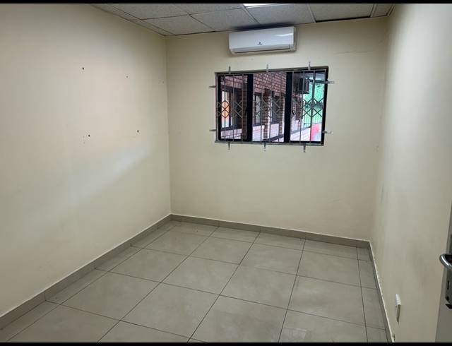 90M² OFFICE TO LET IN BRIARDENE